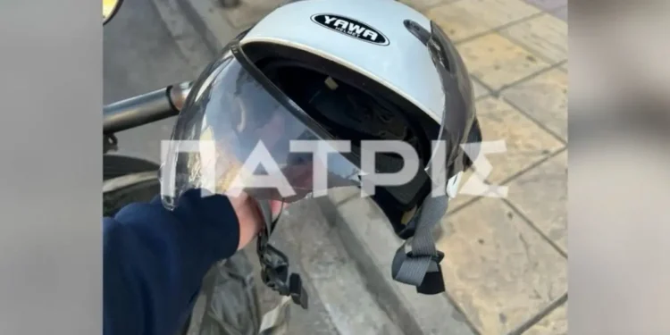 Σοβαρό ατύχημα στο Ηράκλειο: Ταμπέλα έπεσε στο κεφάλι 29χρονης συνοδηγού μηχανής – Την έσωσε το κράνος της