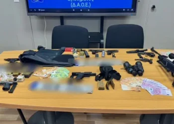 Βαρύ οπλοστάσιο, χρυσές λίρες και πάνω από €100.000 είχαν οι συλληφθέντες για τη δολοφονία του Γιάννη Λάλα