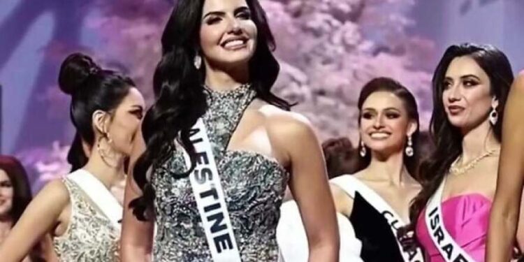 Στον διαγωνισμό Μις Υφήλιος έβαλαν τη Μις Ισραήλ να κάτσει δίπλα στη Μις Παλαιστίνη – Το βλέμμα που προκάλεσε αντιδράσεις