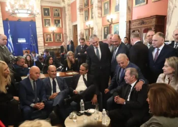 Το λογοπαίγνιο Μητσοτάκη για τις εκλογές με τους βουλευτές της ΝΔ: «Το θέμα είναι ποιος θα σουβλιστεί το Πάσχα του ’27»