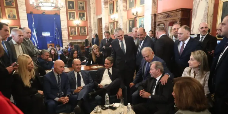 Το λογοπαίγνιο Μητσοτάκη για τις εκλογές με τους βουλευτές της ΝΔ: «Το θέμα είναι ποιος θα σουβλιστεί το Πάσχα του ’27»