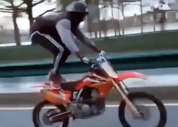 Σταρ του YouTube και του TikTok ο ένας δράστης από τη «ληστεία του αιώνα» στο Λούβρο