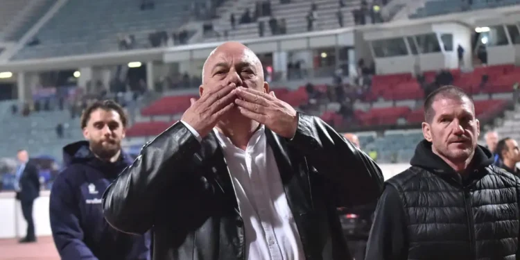 Ο Αχιλλέας Μπέος έστειλε φιλάκια στην «πράσινη» εξέδρα μετά την ήττα του Παναθηναϊκού από τον Βόλο