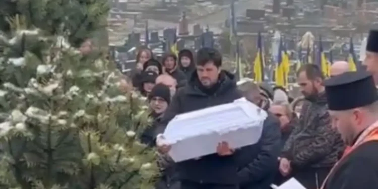 Πόλεμος στην Ουκρανία: Πατέρας νανουρίζει το νεκρό παιδί του που σκοτώθηκε με την γυναίκα του σε ρωσικούς βομβαρδισμούς στο Τερνοπίλ