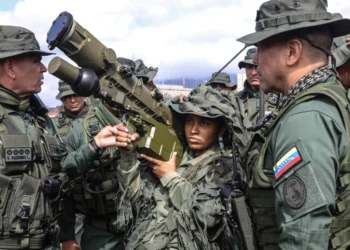 ΗΠΑ και Βενεζουέλα συγκεντρώνουν δυνάμεις: Ο Τραμπ έστειλε το αεροπλανοφόρο Ford, με μαζική στρατιωτική κινητοποίηση απαντά ο Μαδούρο