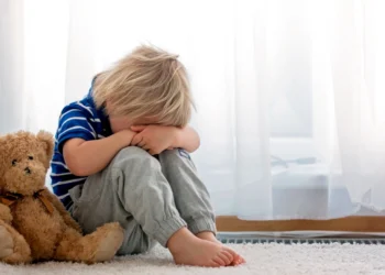 Φρίκη στην Αθήνα: 20χρονος ασελγούσε στα 2 και 4 ετών ανίψια του μαζί με τον σύντροφό του