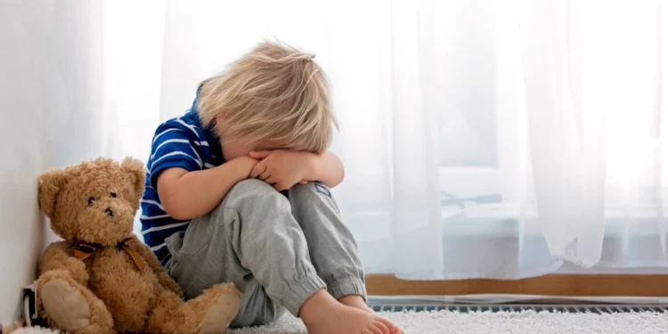 Φρίκη στην Αθήνα: 20χρονος ασελγούσε στα 2 και 4 ετών ανίψια του μαζί με τον σύντροφό του