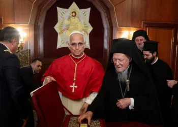 Πάπας Λέων: Η ιστορική συνάντηση με τον Οικουμενικό Πατριάρχη Βαρθολομαίο στο Φανάρι – Δοξολογία και κοινή διακήρυξη