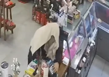 Ηλεία: Επιχείρησε να ληστέψει καφέ με πετσέτα στο κεφάλι και κατσαβίδι – Συνελήφθη αφού έκλεψε 70 ευρώ