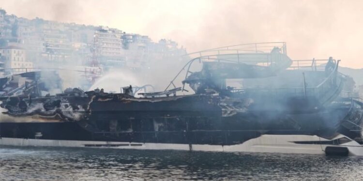 Πειραιάς: Φωτιά σε γιοτ στη Μαρίνα Ζέας – Βυθίστηκαν 3, στις φλόγες ακόμα ένα σκάφος