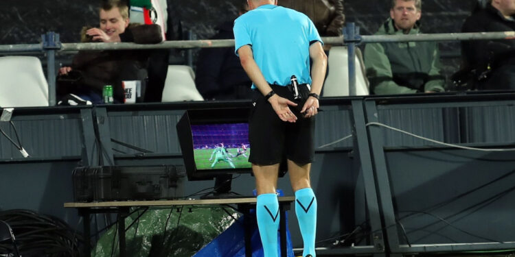 Αλλάζουν τα πάντα στο ποδόσφαιρο: Δύο διαιτητές, τέλος οι βοηθοί, περισσότερες αρμοδιότητες στο VAR