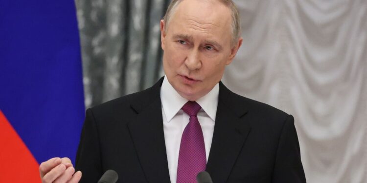 Πούτιν: Φουντώνουν οι φήμες για την υγεία του – Εμφανίστηκε με πρησμένο χέρι