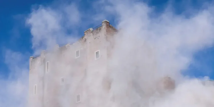 Ρώμη: Κατέρρευσε δυο φορές ο «Πύργος των Κόμηδων» κοντά στο Κολοσσαίο – Ένας εργάτης παραμένει εγκλωβισμένος – 4 μεταφέρθηκαν στο νοσοκομείο