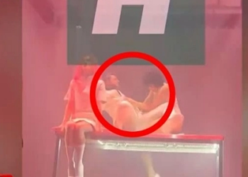 Σοκαριστικό ατύχημα για τον Σάκη Ρουβά: Η στιγμή της πτώσης του από πλατφόρμα στη σκηνή(Βίντεο)