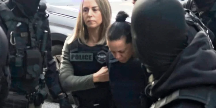 Στα δικαστήρια Πειραιά η 46χρονη που σκότωσε την πεθερά της στη Σαλαμίνα – Τα στοιχεία που την πρόδωσαν