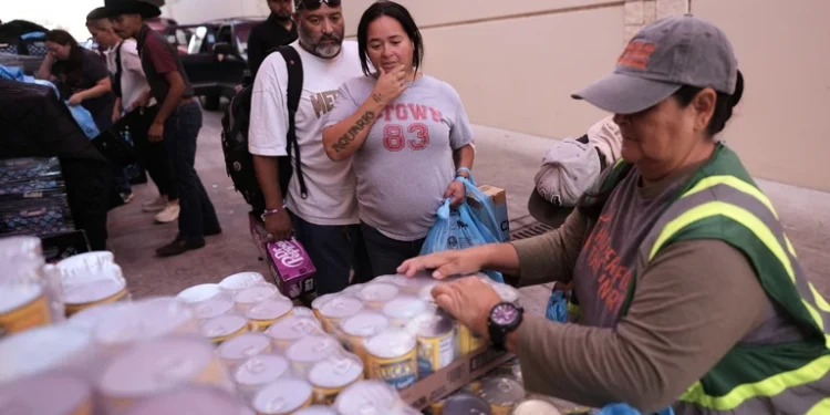 Shutdown και πείνα στις ΗΠΑ: Σε καθεστώς αβεβαιότητας εκατομμύρια Αμερικανοί – «Πράσινο φως» στον Τραμπ να παγώσει τα κουπόνια τροφίμων