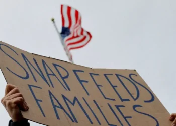 Ένας μήνας shutdown στις ΗΠΑ: Δημόσιοι υπάλληλοι χάνουν σπίτια και αυτοκίνητα – «Μοιραζόμαστε κονσέρβες και μακαρόνια»