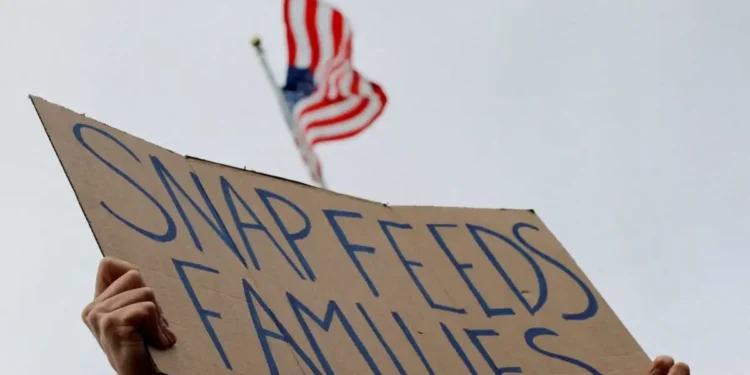 Ένας μήνας shutdown στις ΗΠΑ: Δημόσιοι υπάλληλοι χάνουν σπίτια και αυτοκίνητα – «Μοιραζόμαστε κονσέρβες και μακαρόνια»