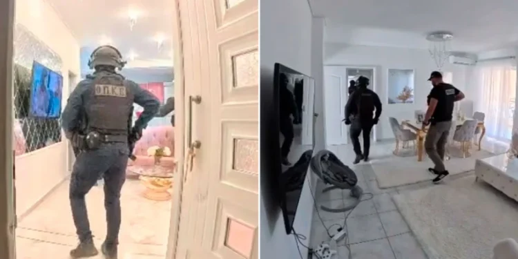 Νέο βίντεο από την επιχείρηση για Ρομά που είχαν βγάλει εκατομμύρια από απάτες: Άνδρες των ΟΠΚΕ εισβάλουν σε σαλόνια με όπλα και ασπίδες – «Βγες έξω»