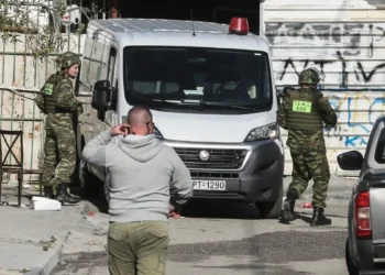 Νίκαια: Xειροβομβίδα σε σπίτι σωφρονιστικού υπαλλήλου, έκαψαν και το αυτοκίνητό του