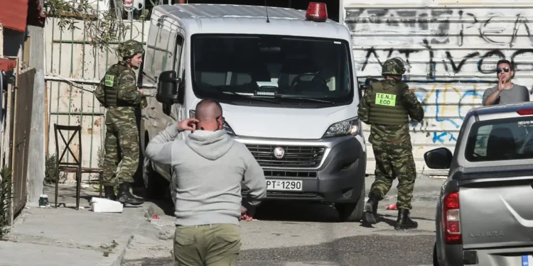 Νίκαια: Xειροβομβίδα σε σπίτι σωφρονιστικού υπαλλήλου, έκαψαν και το αυτοκίνητό του