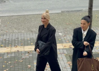 Εβαλε τα κλάματα η Τούνη έξω από τα δικαστήρια Θεσσαλονίκης: «Αν εγώ δεν έχω δικαιωθεί 8 χρόνια, φανταστείτε τι ζουν άλλες κοπέλες»