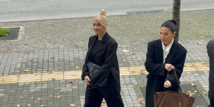 Εβαλε τα κλάματα η Τούνη έξω από τα δικαστήρια Θεσσαλονίκης: «Αν εγώ δεν έχω δικαιωθεί 8 χρόνια, φανταστείτε τι ζουν άλλες κοπέλες»