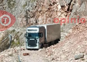 Οδηγός νταλίκας έστριψε λάθος και εγκλωβίστηκε σε χωματόδρομο στα Τρίκαλα – Δείτε φωτογραφία