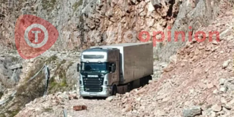 Οδηγός νταλίκας έστριψε λάθος και εγκλωβίστηκε σε χωματόδρομο στα Τρίκαλα – Δείτε φωτογραφία