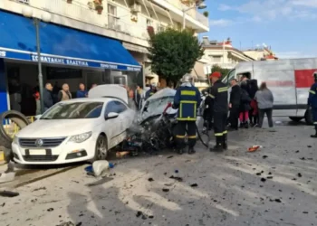 Πτολεμαΐδα: ΙΧ καρφώθηκε σε βαν και μετά έπεσε πάνω σε παρκαρισμένα αυτοκίνητα – Δύο σοβαρά τραυματίες