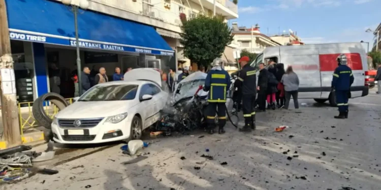 Πτολεμαΐδα: ΙΧ καρφώθηκε σε βαν και μετά έπεσε πάνω σε παρκαρισμένα αυτοκίνητα – Δύο σοβαρά τραυματίες