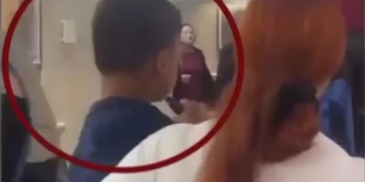 Μοναστηράκι: Αδιανόητο βίντεο με ανήλικο παιδί να καπνίζει ηλεκτρονικό τσιγάρο στην αγκαλιά της μαμάς του