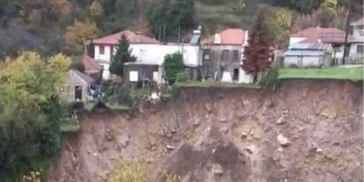 Καιρός: Μεγάλη κατολίσθηση στα Τζουμέρκα, σπίτια είναι έτοιμα να καταρρεύσουν