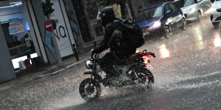 Κακοκαιρία Adel: Νέο έκτακτο δελτίο από την ΕΜΥ – Μέχρι το μεσημέρι οι καταιγίδες στην Αττική – Έπεσε και χαλάζι, κλειστά σχολεία