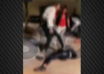 Σοκ από το βίντεο άγριου ξυλοδαρμού κοπέλας από τέσσερα κορίτσια – Την κλωτσούν ακόμα και στο κεφάλι(Βίντεο)