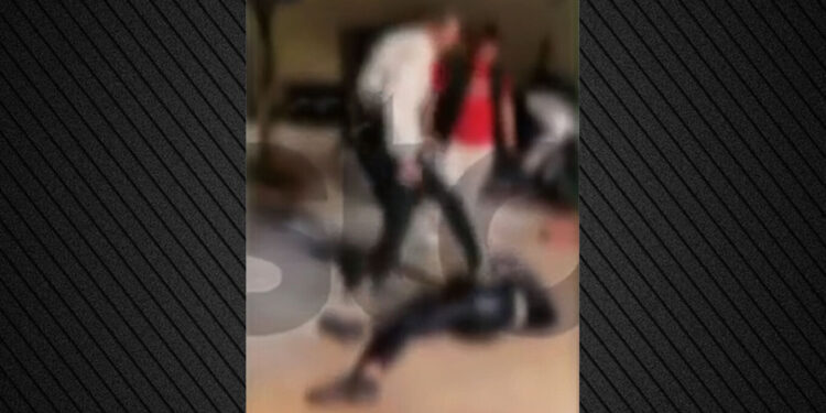 Σοκ από το βίντεο άγριου ξυλοδαρμού κοπέλας από τέσσερα κορίτσια – Την κλωτσούν ακόμα και στο κεφάλι(Βίντεο)