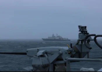 Ρωσικό κατασκοπευτικό πλοίο πλέει στα όρια των βρετανικών υδάτων – Έστρεψε λέιζερ σε αεροσκάφη μας, λέει το Λονδίνο