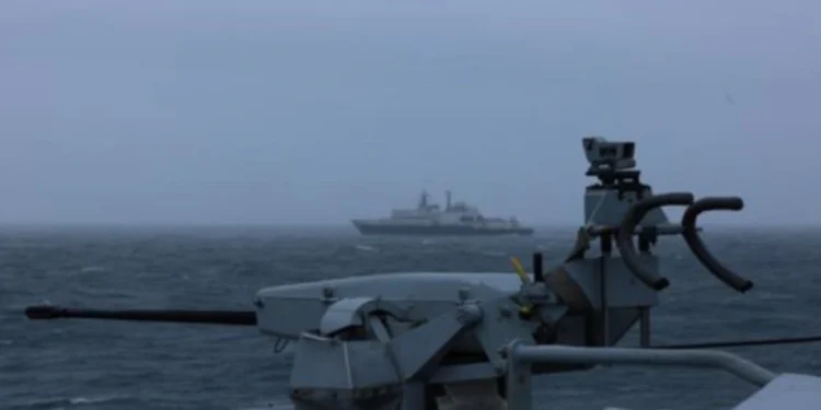 Ρωσικό κατασκοπευτικό πλοίο πλέει στα όρια των βρετανικών υδάτων – Έστρεψε λέιζερ σε αεροσκάφη μας, λέει το Λονδίνο