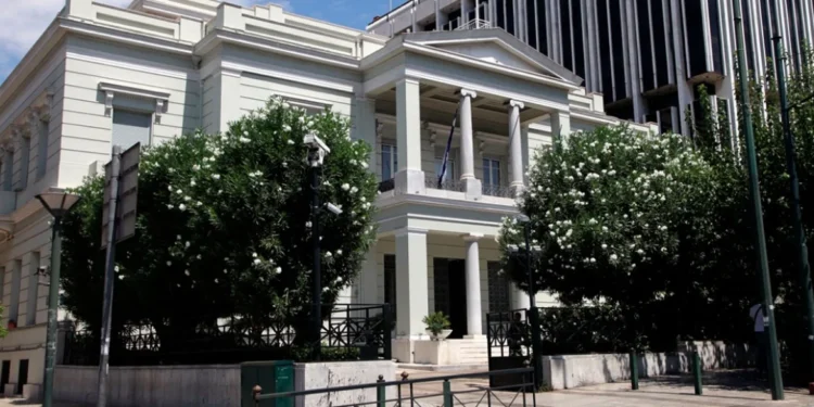 Ηχηρή απάντηση της Αθήνας στις απειλές Ζαχάροβα: Αυτονόητο δικαίωμα κάθε κράτους να συνάπτει διακρατικές συμφωνίες