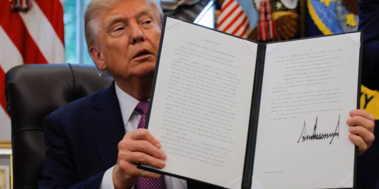 ΗΠΑ: Και επίσημα «υπουργείο Πολέμου» το Άμυνας – Βίδωσε την επιγραφή ο Χέγκσεθ – Βίντεο