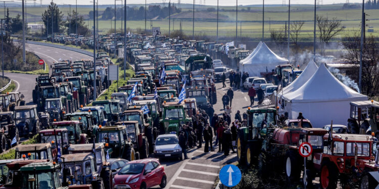 Μπλόκα: Επιμένει ο «σκληρός πυρήνας» των αγροτών – Κόβουν την Ελλάδα στα δύο στις 16:00