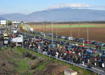 Αγροτικές κινητοποιήσεις: Κομμένη στα δύο η Ελλάδα – Κλειστή η ΠΑΘΕ και ο αυτοκινητόδρομος Ε65