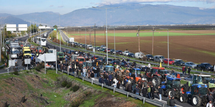 Αγροτικές κινητοποιήσεις: Κομμένη στα δύο η Ελλάδα – Κλειστή η ΠΑΘΕ και ο αυτοκινητόδρομος Ε65