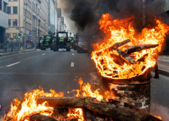 Βρυξέλλες: Επεισόδια στα μπλόκα των αγροτών – Ρίψη δακρυγόνων από την Αστυνομία