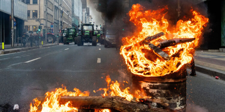 Βρυξέλλες: Επεισόδια στα μπλόκα των αγροτών – Ρίψη δακρυγόνων από την Αστυνομία