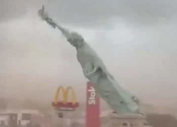 Βραζιλία: Κατέρρευσε αντίγραφο του Αγάλματος της Ελευθερίας από τους ισχυρούς ανέμους