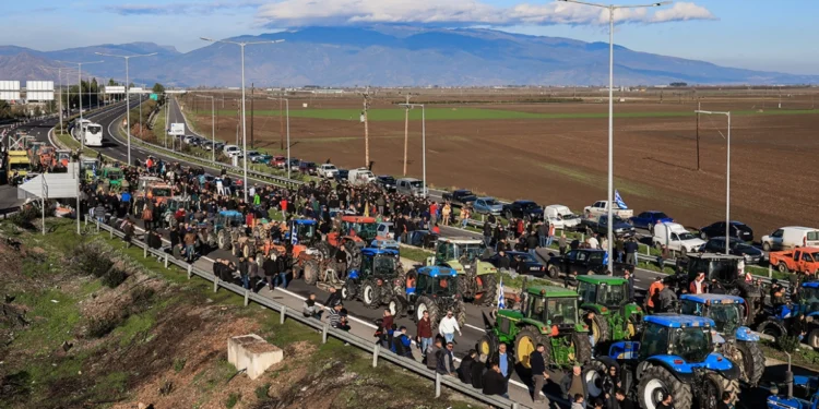 Με στρατηγική κλιμάκωσης οι αγρότες: Μετά την ΠΑΘΕ, τα Μάλγαρα και τον Ε65, θα αποκλείσουν και λιμάνια