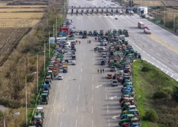 Οι αγρότες κλείνουν επ’ αόριστον τον σταθμό στον Προμαχώνα για τα φορτηγά