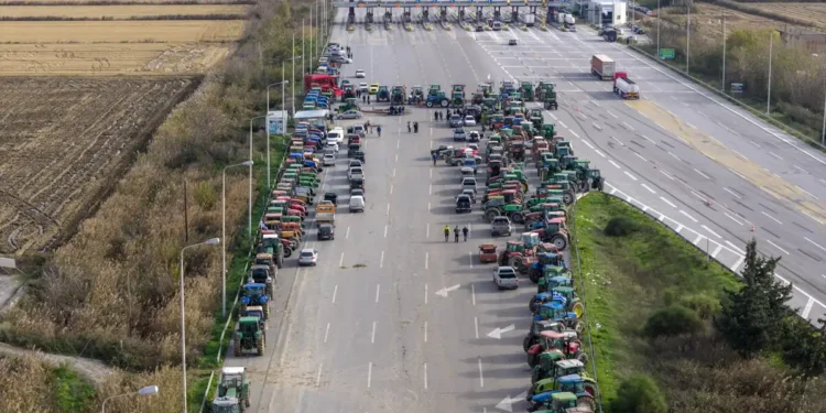 Οι αγρότες κλείνουν επ’ αόριστον τον σταθμό στον Προμαχώνα για τα φορτηγά