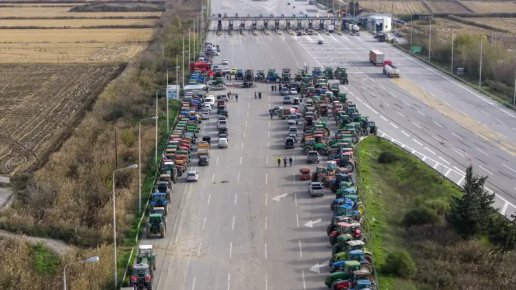 Οι αγρότες κλείνουν επ’ αόριστον τον σταθμό στον Προμαχώνα για τα φορτηγά